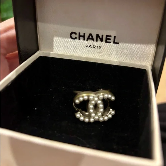 CHANEL silver tone Ring with Pearl Accents size 7 adjustable - Picture 7 of 8